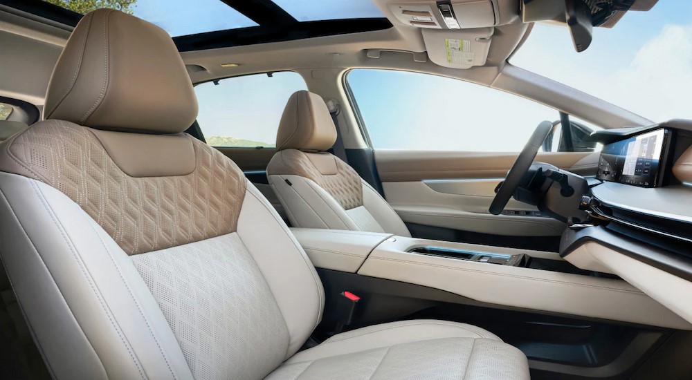 The white and tan interior and dash in a 2025 Nissan Murano.