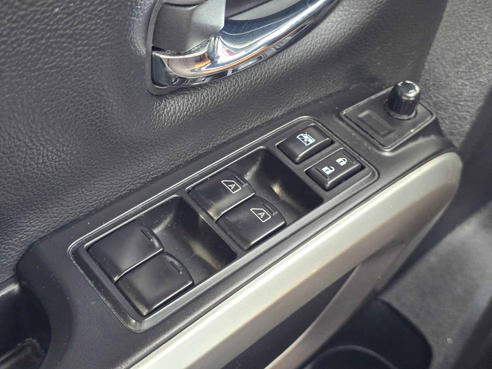 2023 Nissan Titan SV