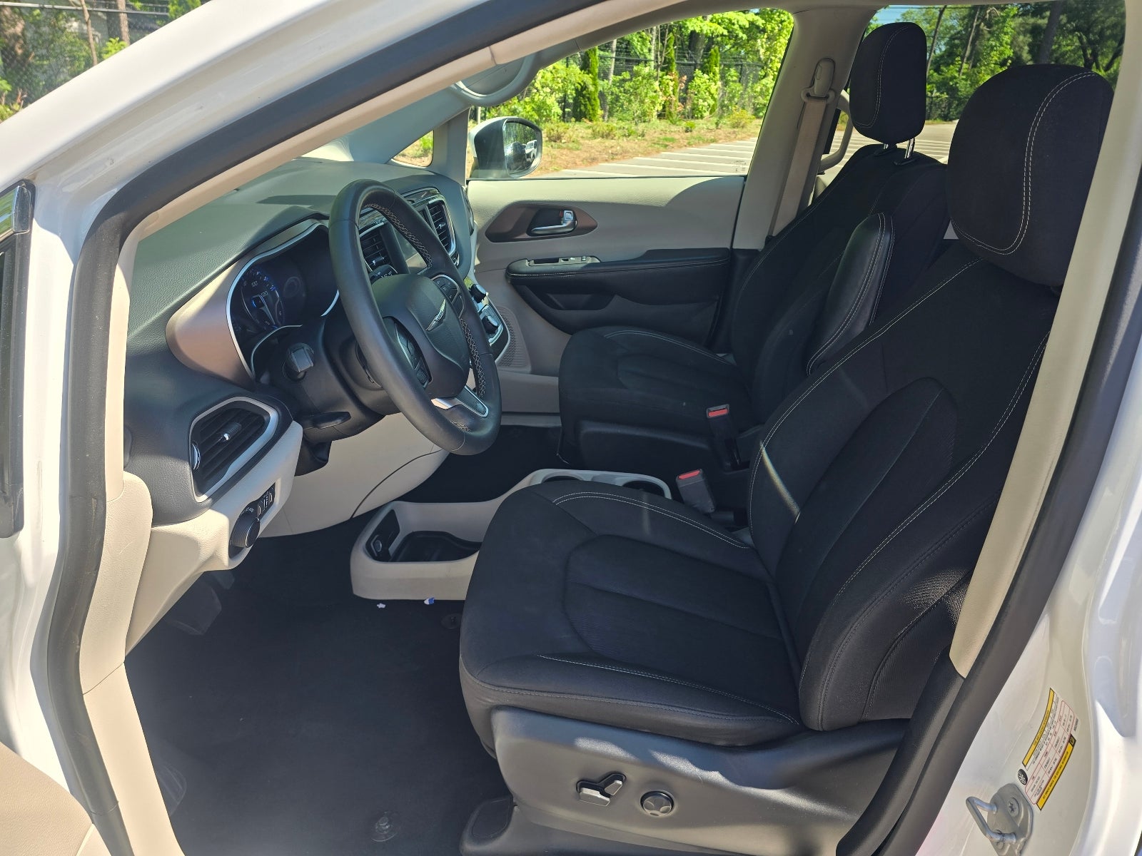 2022 Chrysler Voyager LX