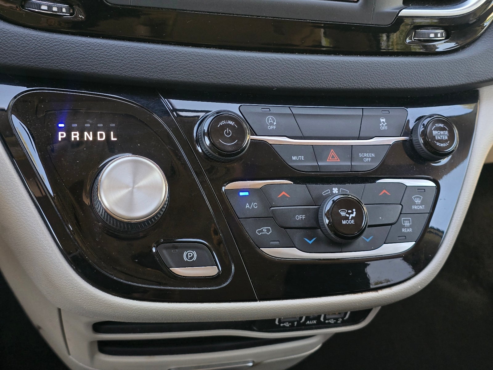 2022 Chrysler Voyager LX