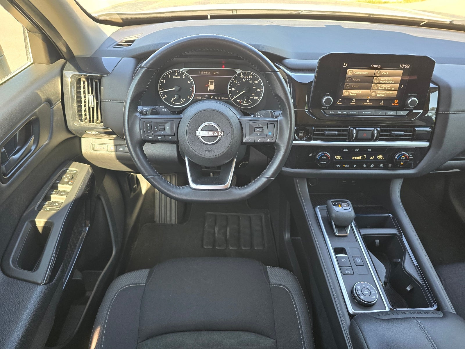 2025 Nissan Pathfinder SV