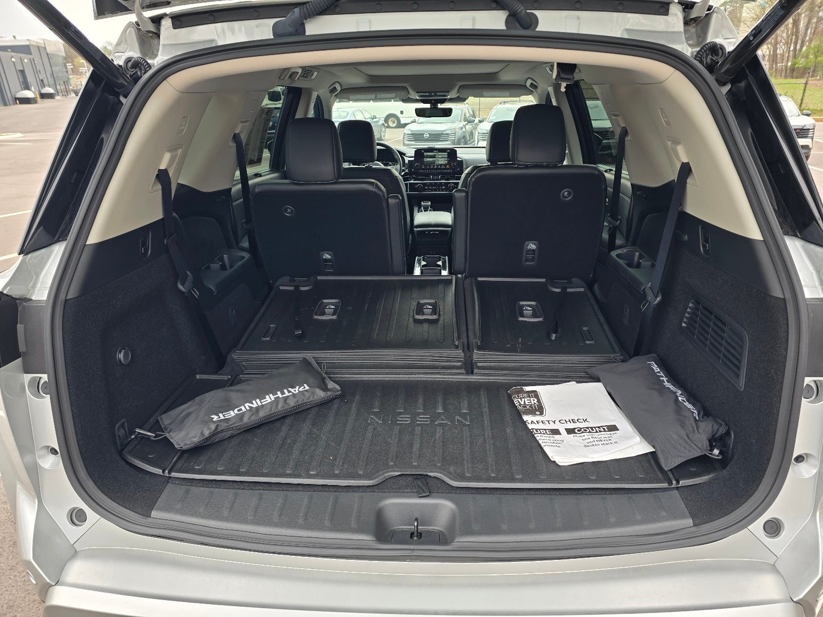 2025 Nissan Pathfinder SL